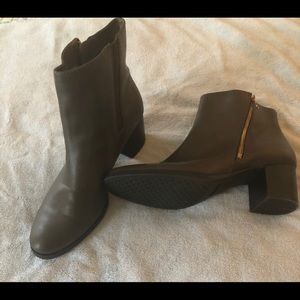 Women’s Aerosoles Taupe Bootie - Size 10